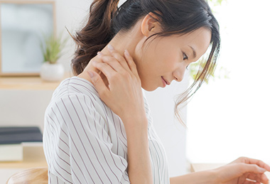 肩や首がガチガチに固まっている