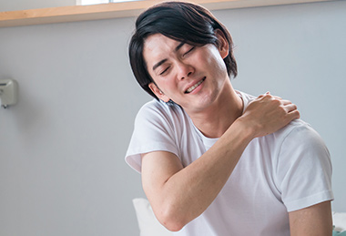 肩や首がガチガチに固まっている