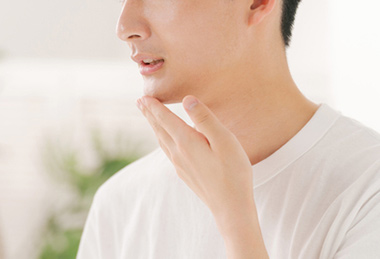 肩や首がガチガチに固まっている